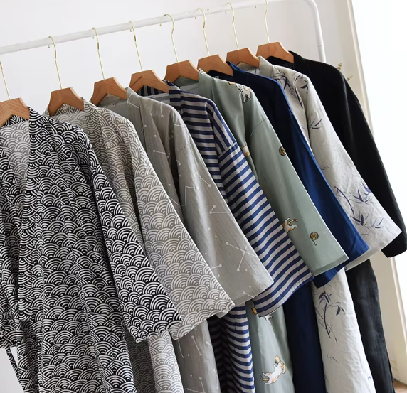 Kai kimono for menn i 100 % bomull – japansk yukata med V-hals og hette