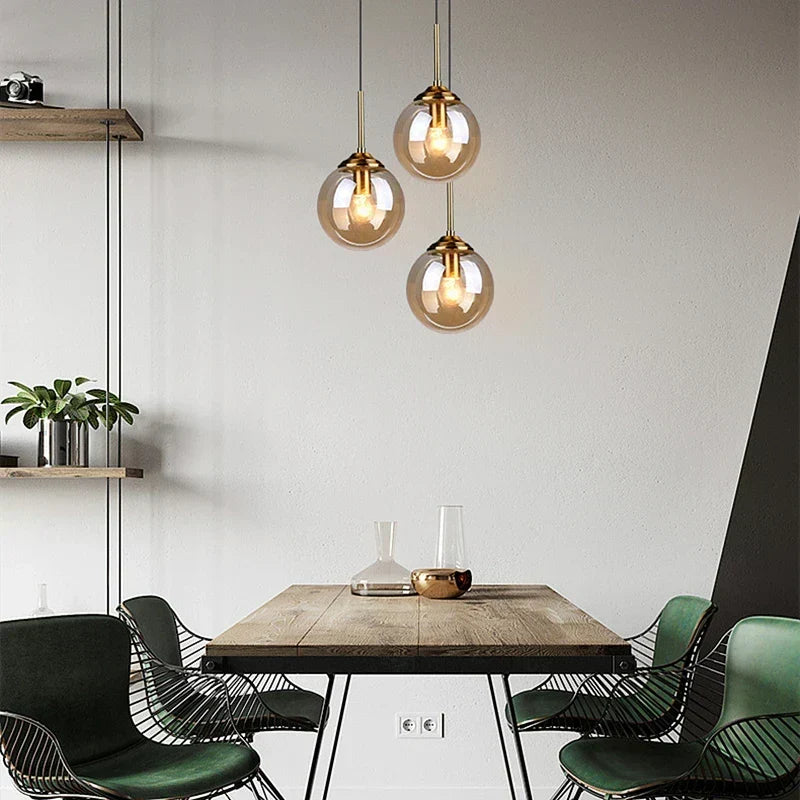 Moderne nordisk pendellampe i glas - LED-belysning med metalarmatur
