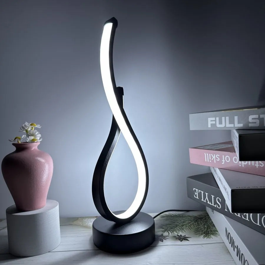 Kreativní stolní LED lampa — dekorativní noční světlo k posteli s jemným svitem