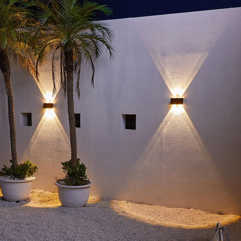 מנורת קיר סולארית LED לחוץ — עמידה למים, נדלקת ונכבית אוטומטית