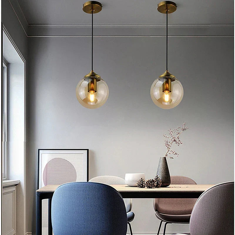 Moderne nordisk pendellampe i glas - LED-belysning med metalarmatur