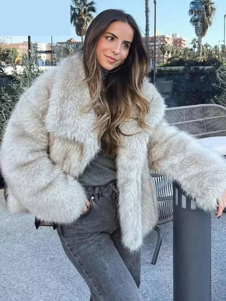 Κοντό oversized γυναικείο μπουφάν με γιακά από συνθετική γούνα — Ζεστό στυλ