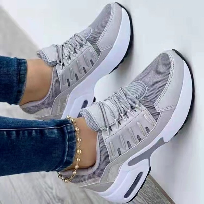 Ortopædiske sneakers med luftsål — design med struktureret fodstøtte