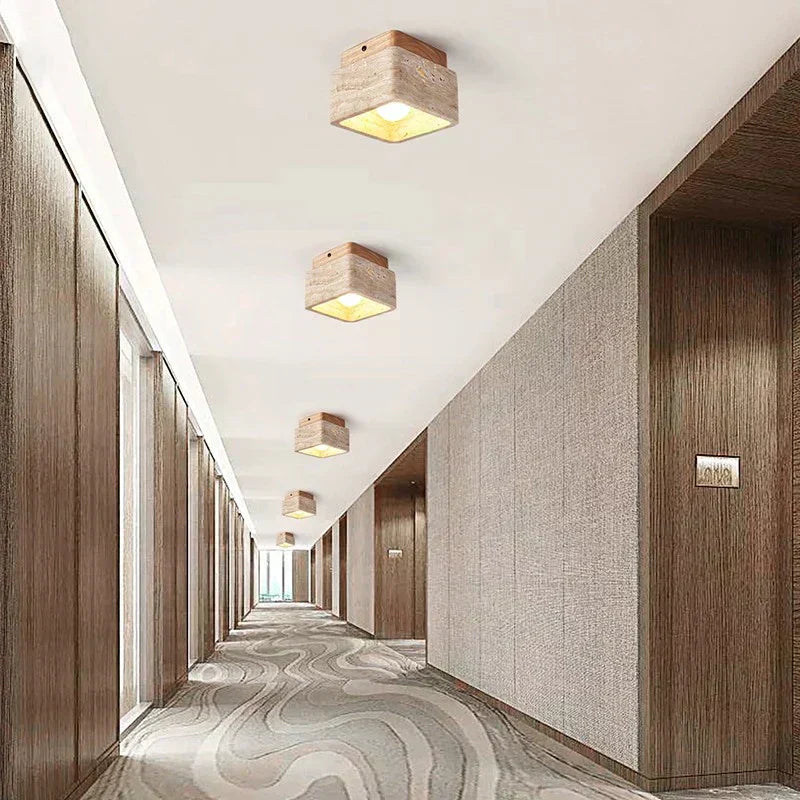 Kirrea LED-Deckenleuchte mit Travertin-Holz-Akzenten