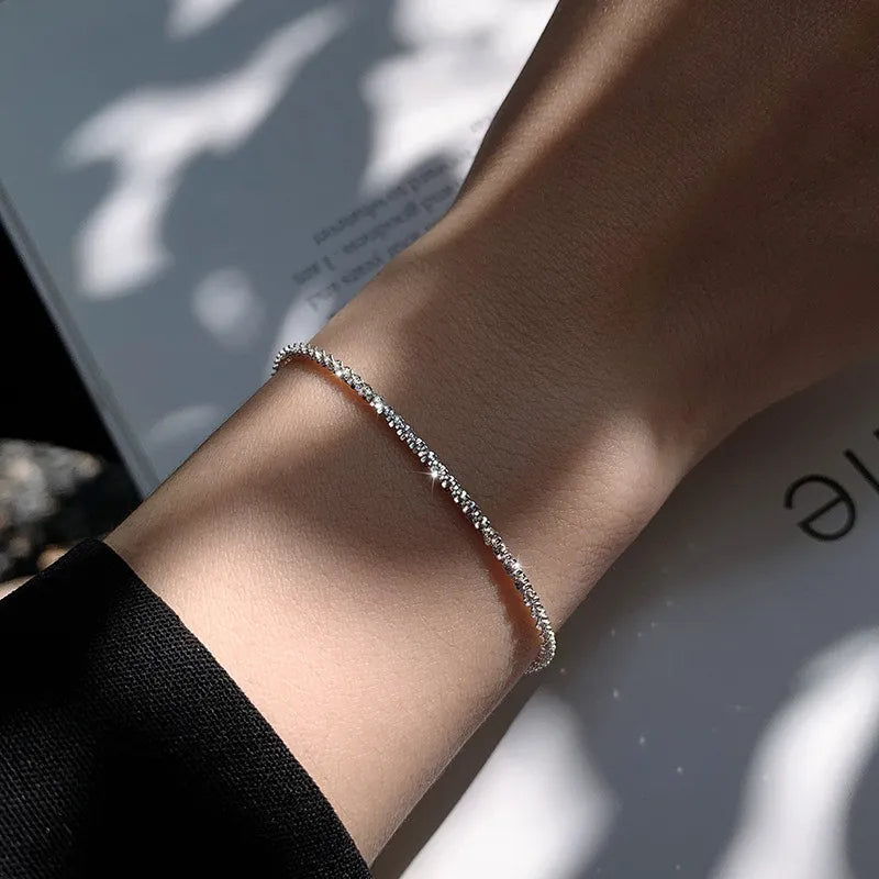 Glanzende armband, geïnspireerd door de vloeiende schoonheid van water
