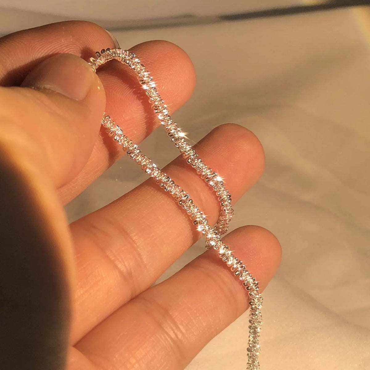 Glanzende armband, geïnspireerd door de vloeiende schoonheid van water