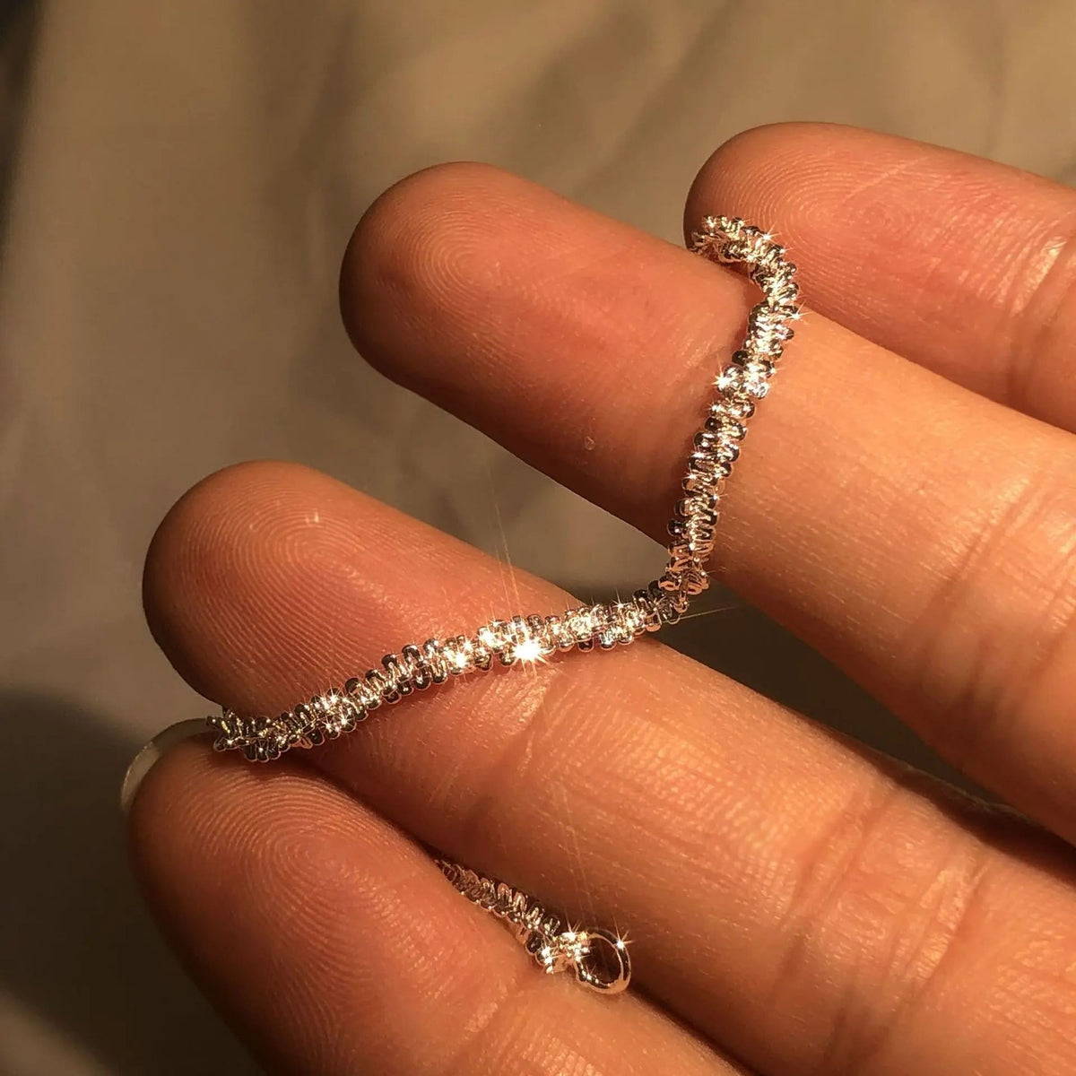 Glanzende armband, geïnspireerd door de vloeiende schoonheid van water