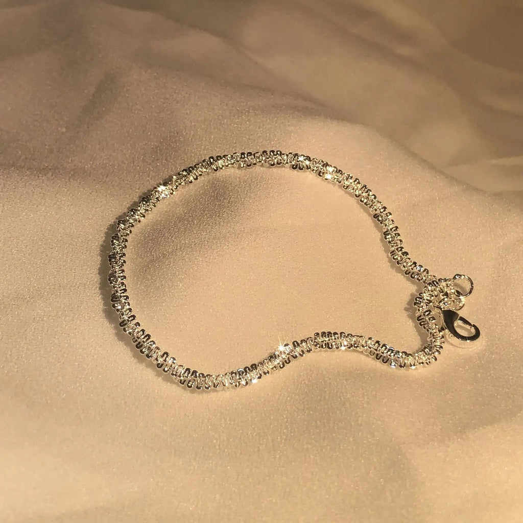 Glanzende armband, geïnspireerd door de vloeiende schoonheid van water