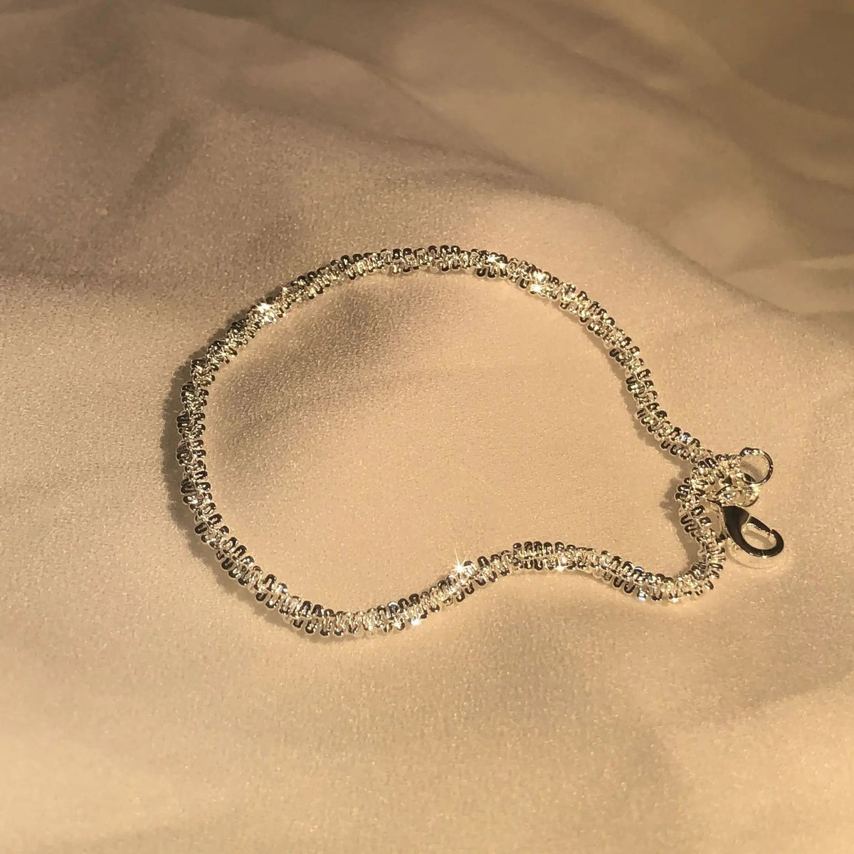 Glanzende armband, geïnspireerd door de vloeiende schoonheid van water
