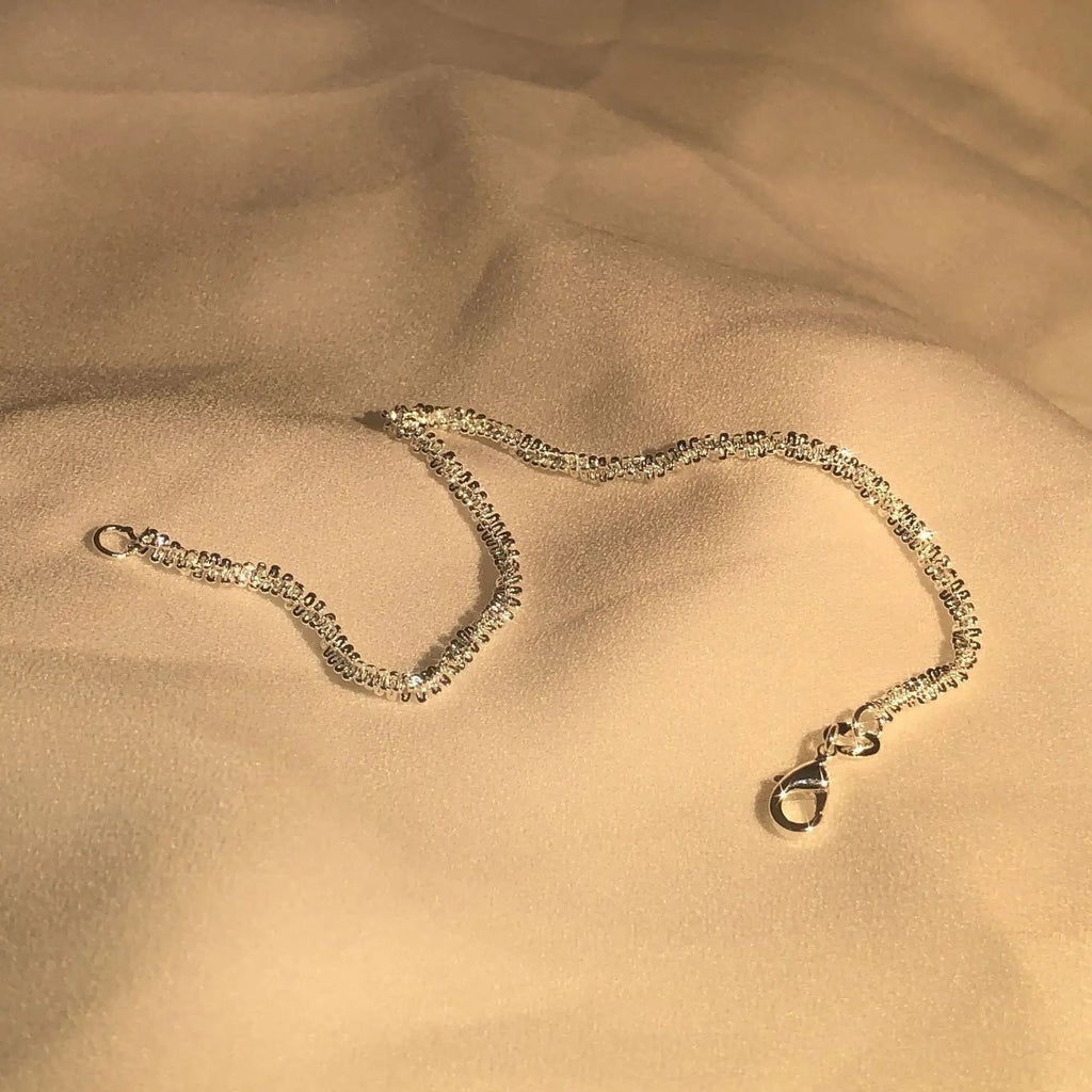 Glanzende armband, geïnspireerd door de vloeiende schoonheid van water