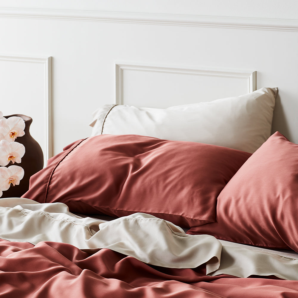 Luxe påslakansset i bambulyocell och satäng — svalkande, slät yta