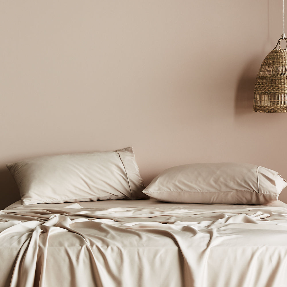 Luxe påslakansset i bambulyocell och satäng — svalkande, slät yta