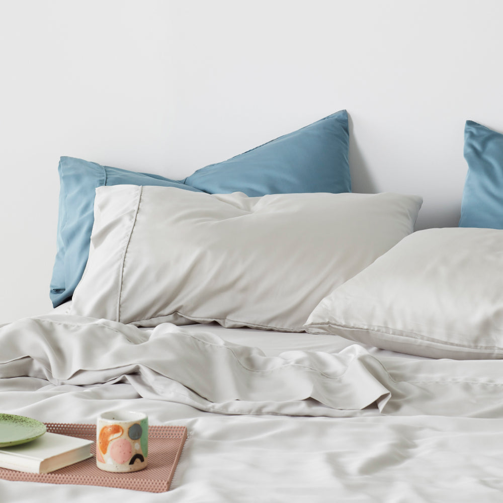 Luxe påslakansset i bambulyocell och satäng — svalkande, slät yta