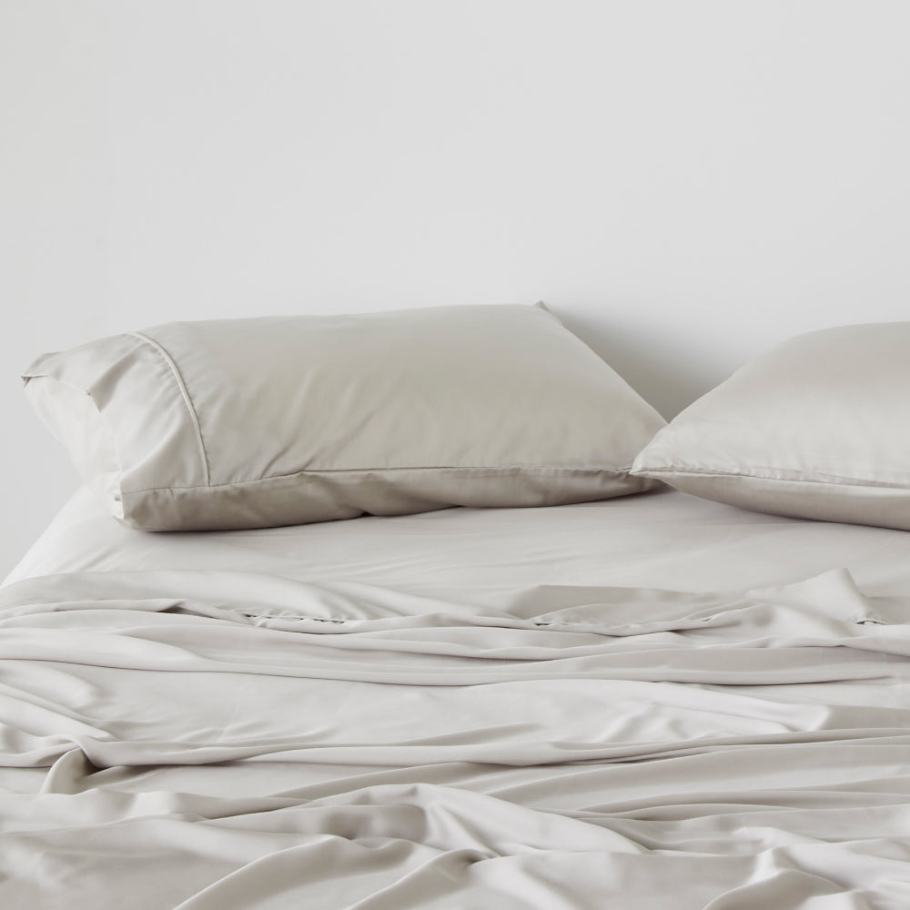 Luxe påslakansset i bambulyocell och satäng — svalkande, slät yta