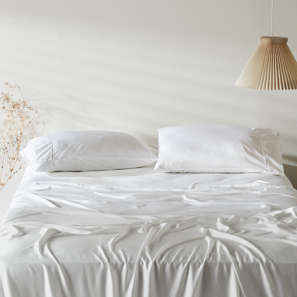 Luxe påslakansset i bambulyocell och satäng — svalkande, slät yta