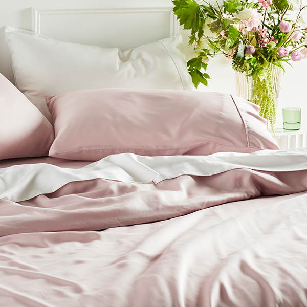 Luxe påslakansset i bambulyocell och satäng — svalkande, slät yta