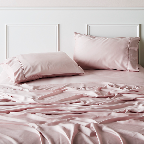 Luxe påslakansset i bambulyocell och satäng — svalkande, slät yta