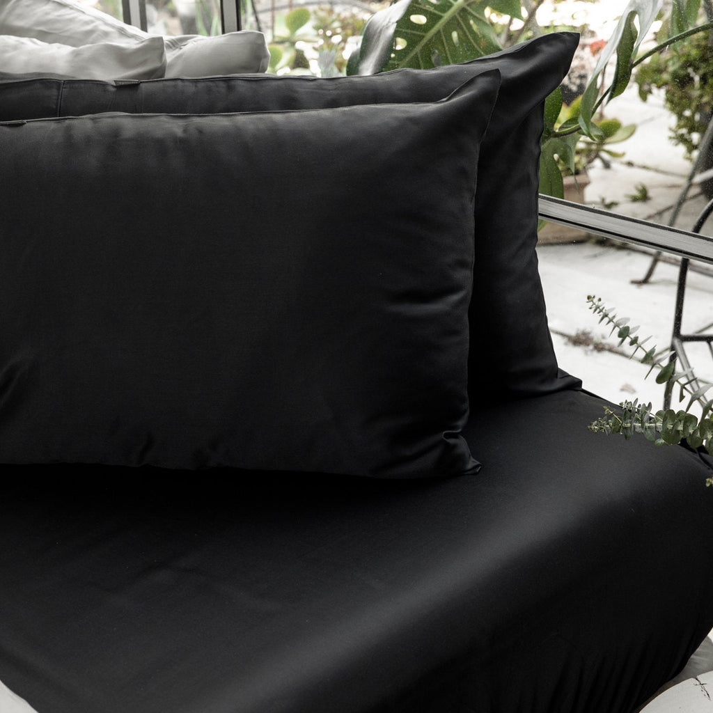Luxe påslakansset i bambulyocell och satäng — svalkande, slät yta