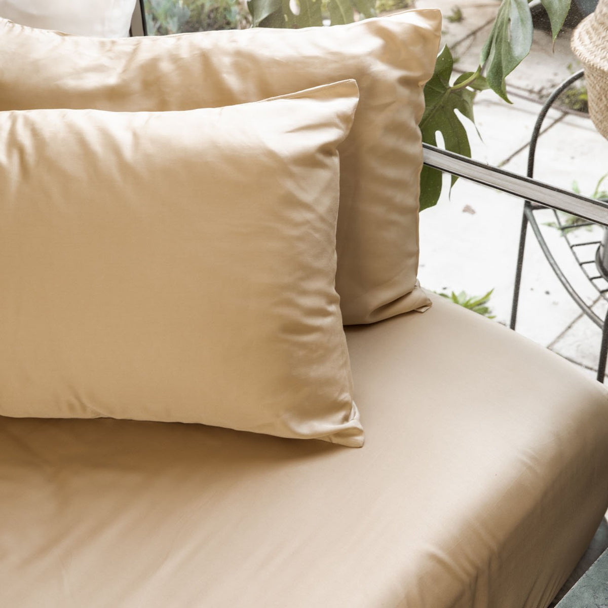 Luxe påslakansset i bambulyocell och satäng — svalkande, slät yta