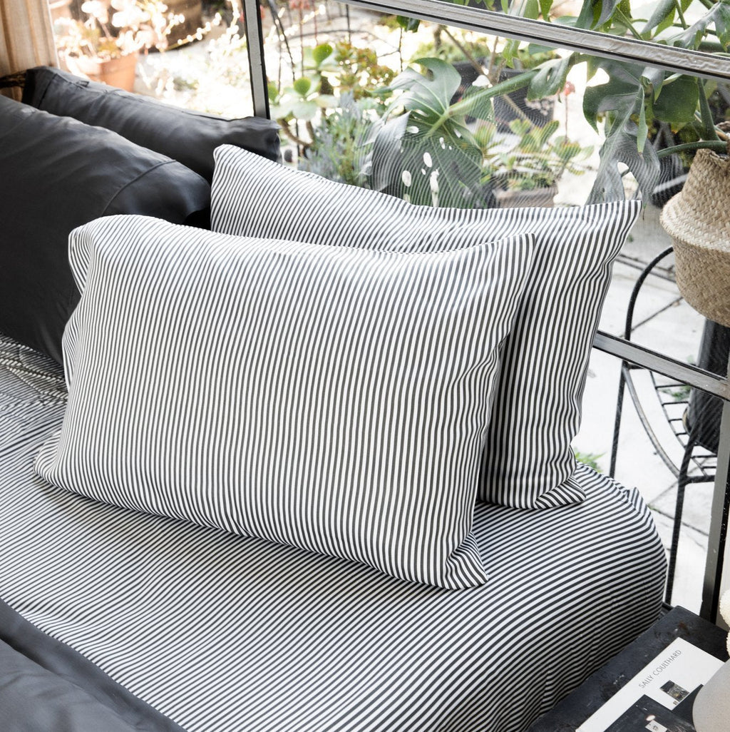 Luxe påslakansset i bambulyocell och satäng — svalkande, slät yta