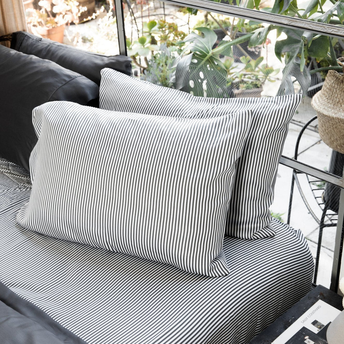 Luxe påslakansset i bambulyocell och satäng — svalkande, slät yta