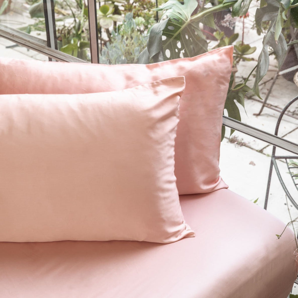 Luxe påslakansset i bambulyocell och satäng — svalkande, slät yta