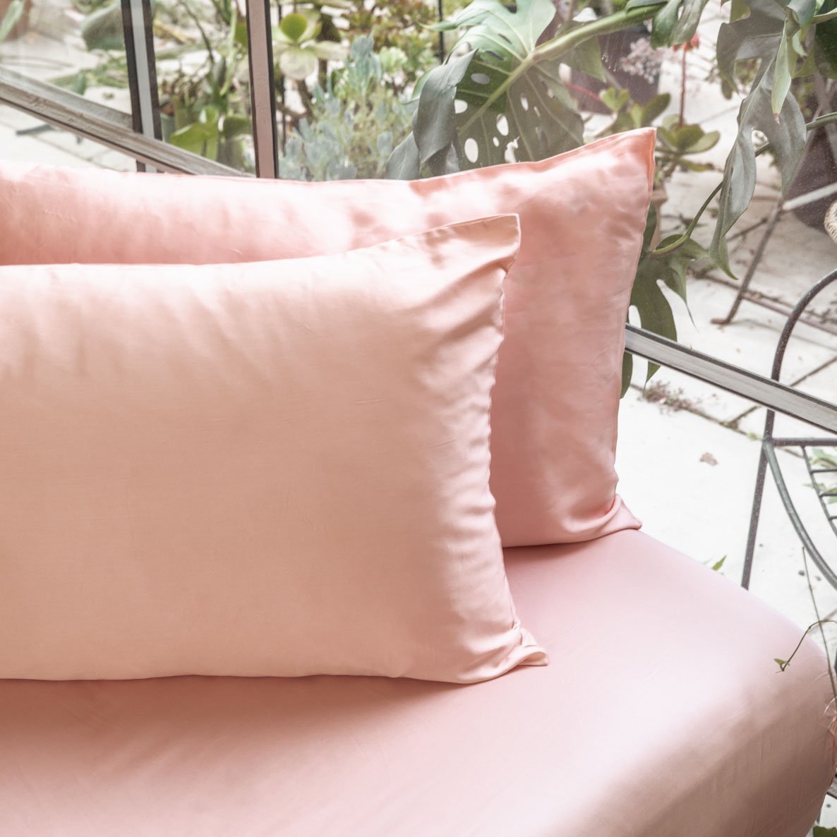 Luxe påslakansset i bambulyocell och satäng — svalkande, slät yta