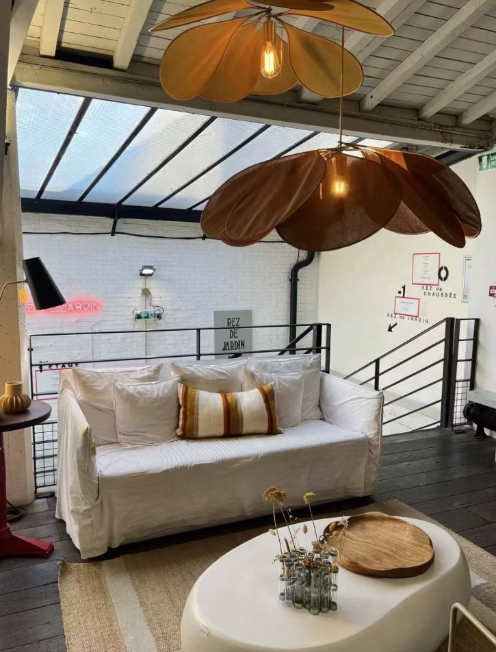 Vellora Lampa wisząca Petal — Nowoczesna oprawa sufitowa inspirowana kwiatami