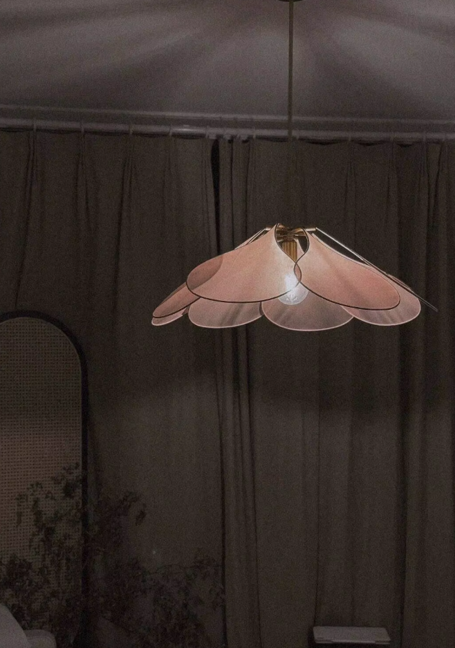 Vellora Lampa wisząca Petal — Nowoczesna oprawa sufitowa inspirowana kwiatami