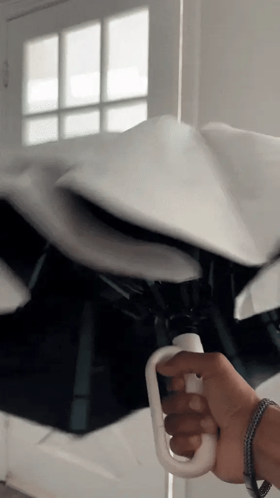 Ombrello pieghevole automatico antivento AerisGuard — manico con chiusura sicura, apertura rapida