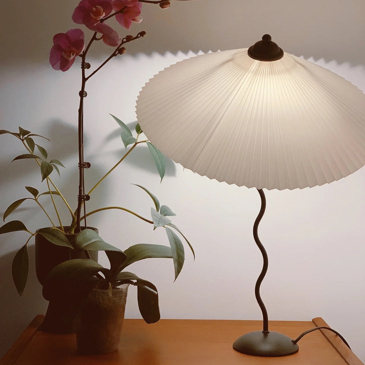 NovaLume WaveLight wellenförmige Leuchte mit sanftem Licht für moderne Innenräume
