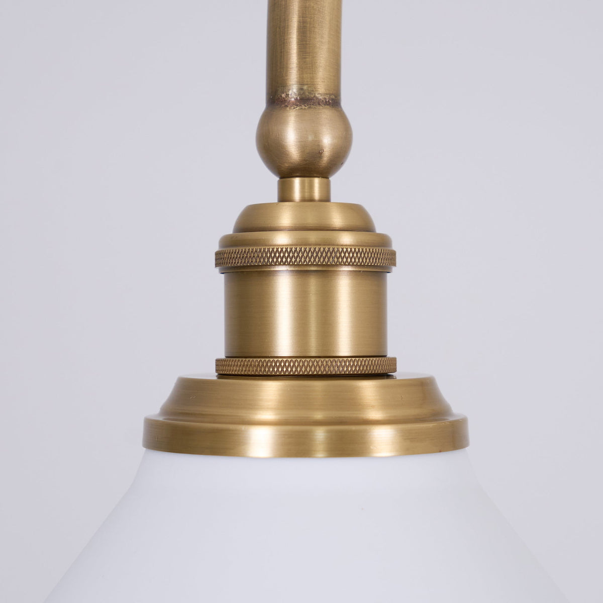 AstraVex vintagependellampa i glas — vit elegant innerskärm