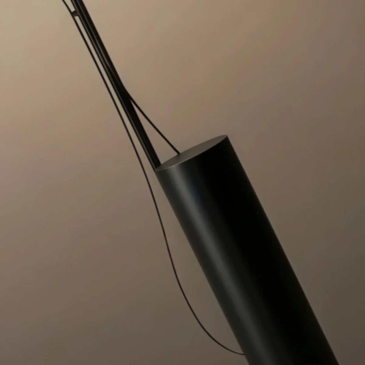 Classic Black Floor Lamp - Metal & Acrylic Linear Design for Living Room - Flindria