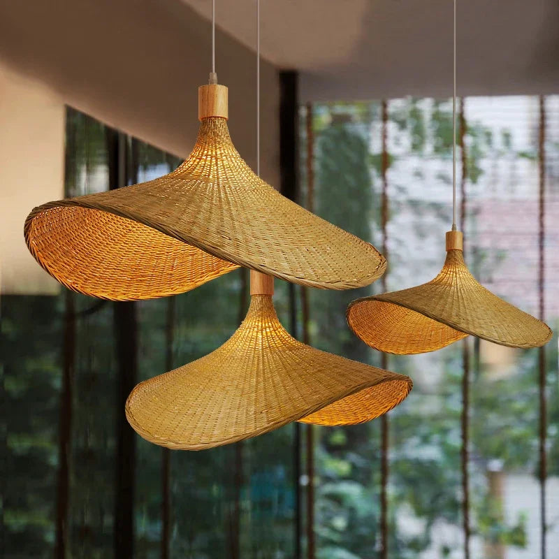 Hängande lampa i bambuflätning - naturlig pendelbelysning