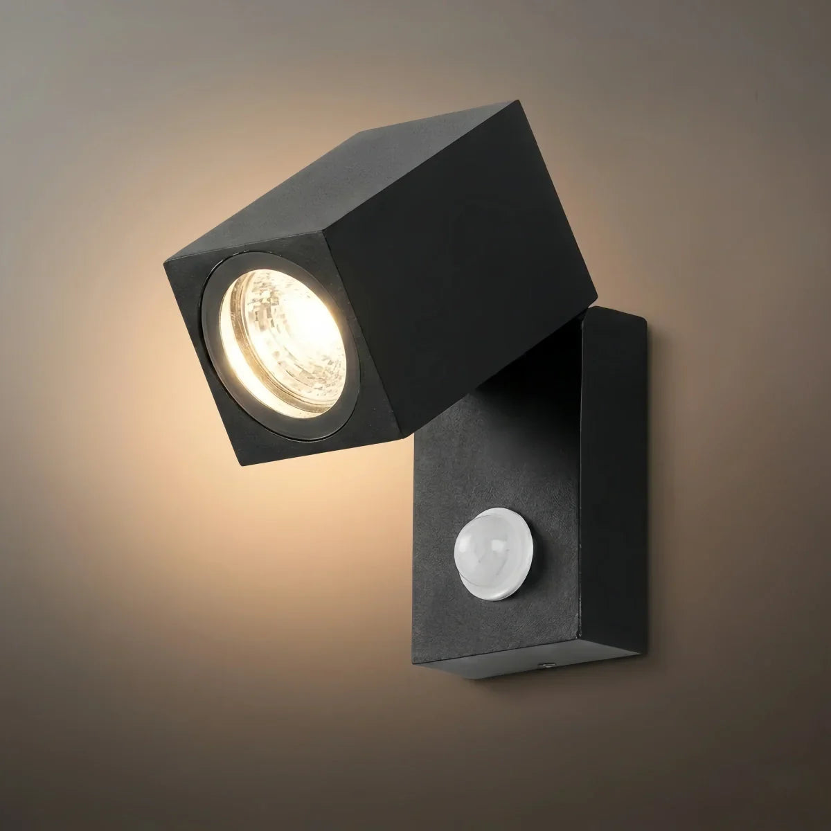 Modern Rotatable Square Wall Lamp - Black Metal for Outdoor Garden - Flindria