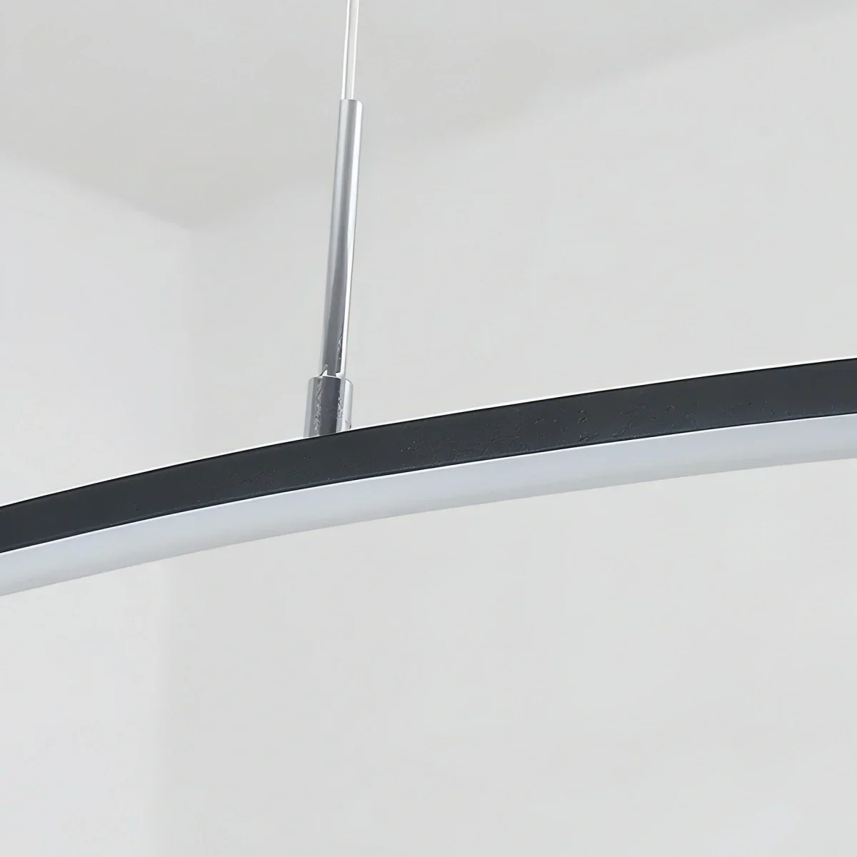 Minimalist Linear Pendant Light — Black & White Curved Metal for Dining Room - Flindria