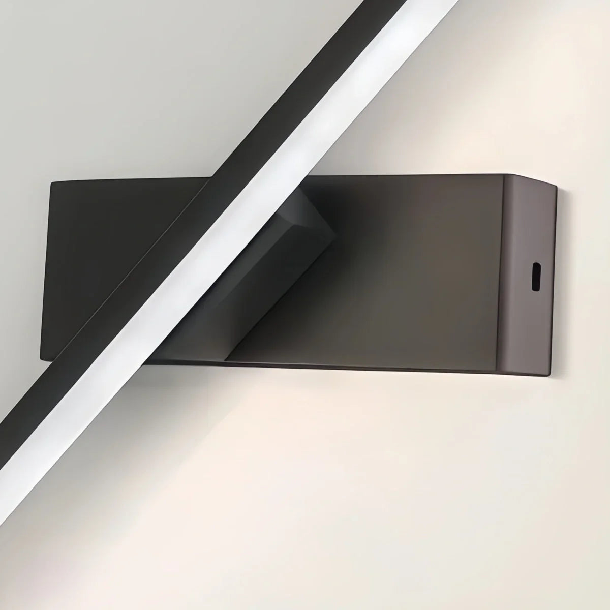 Modern Linear Wall Lamp – Black/White Metal Fixture for Bedroom - Flindria