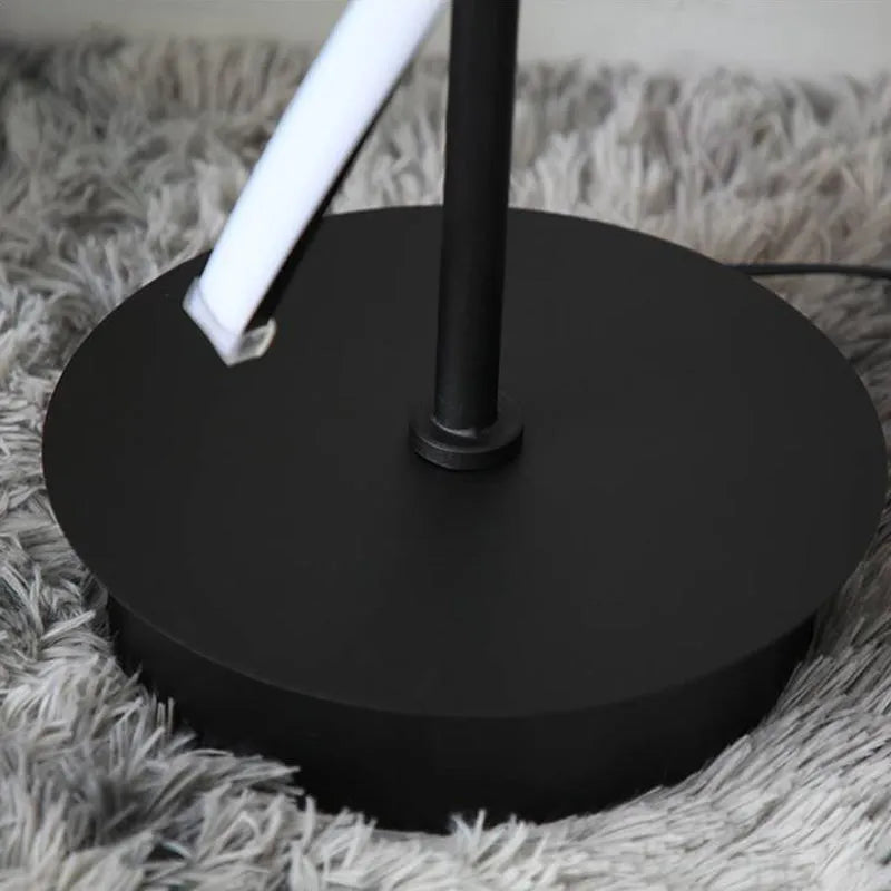 Modern Black & White Floor Lamp - Streamlined Metal Design for Living Room - Flindria