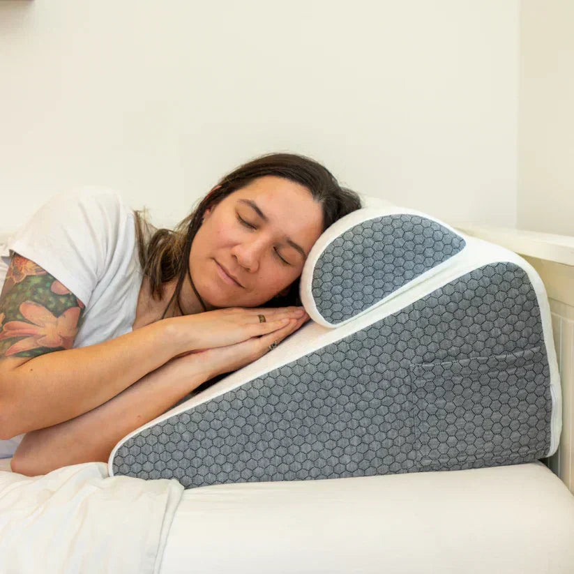 Pernă ergonomică tip pană AeroRise — suport pentru gât și coloană vertebrală