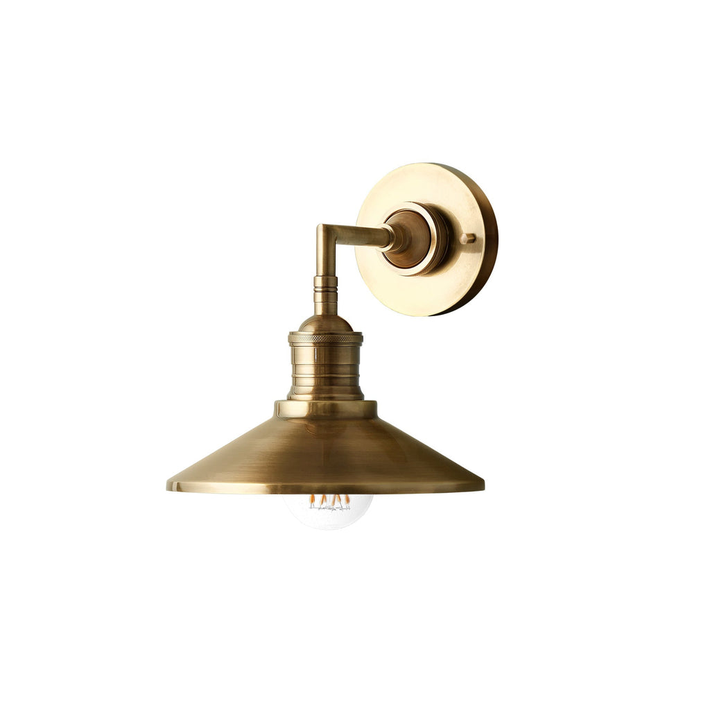 Lyra vägglampa — antik mässing, konformad skärm, synlig glödlampa