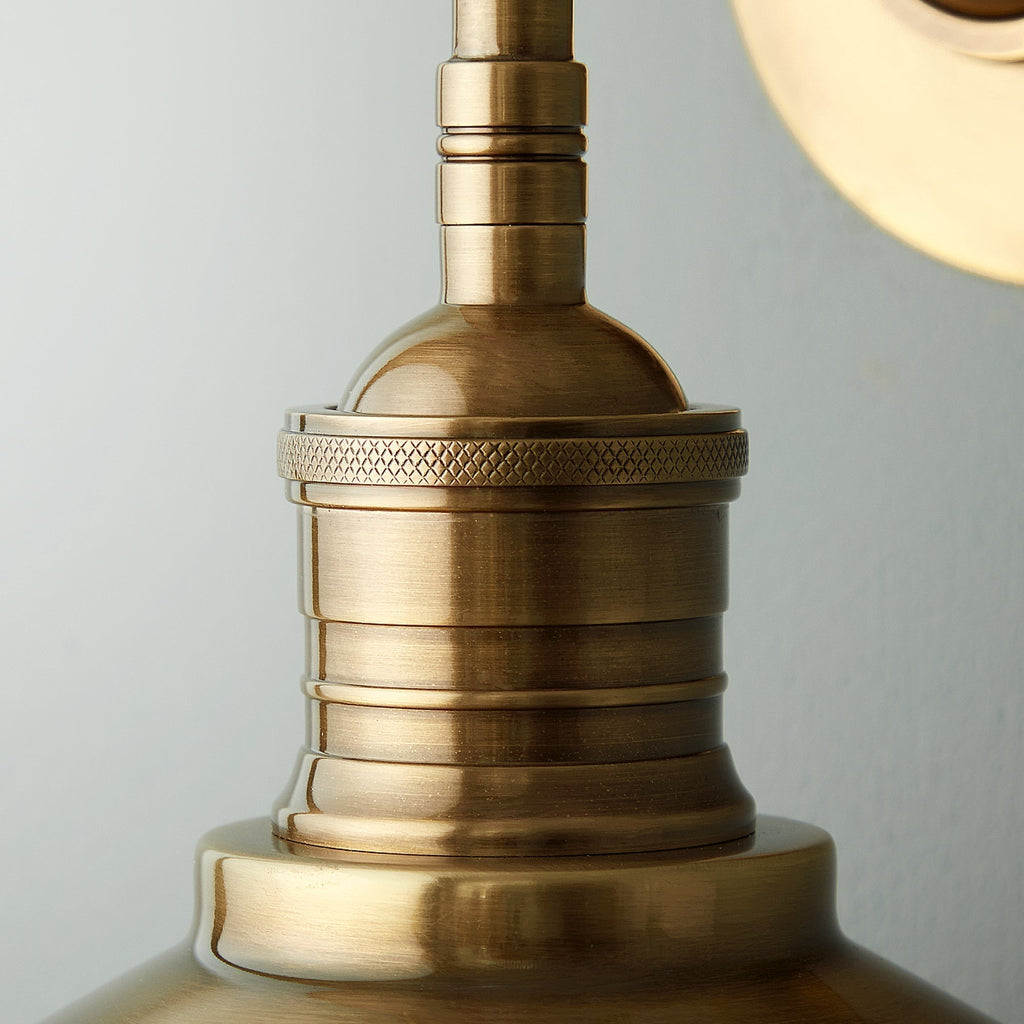 Lyra vägglampa — antik mässing, konformad skärm, synlig glödlampa
