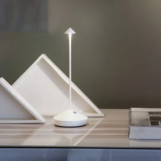 مصباح طاولة لاسلكي LED من Clarityglow — قابل لتعتيم الإضاءة ومقاوم للماء