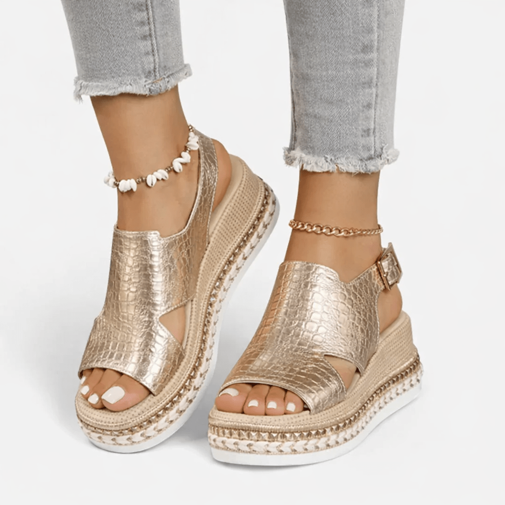 Sandaler med kilehæl i metallisk look - polstret støttende indersål, forstærket sål, skinnende finish