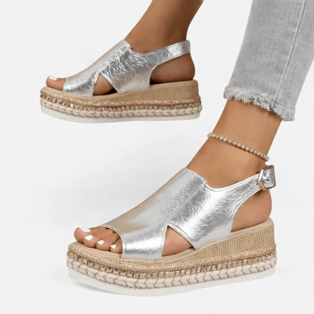 Sandaler med kilehæl i metallisk look - polstret støttende indersål, forstærket sål, skinnende finish