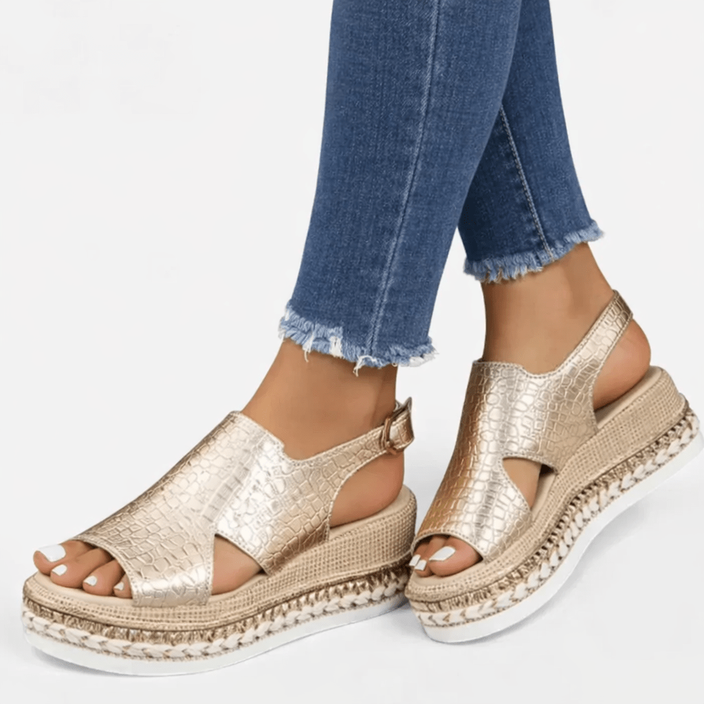 Sandaler med kilehæl i metallisk look - polstret støttende indersål, forstærket sål, skinnende finish