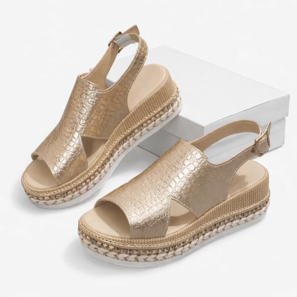 Sandaler med kilehæl i metallisk look - polstret støttende indersål, forstærket sål, skinnende finish