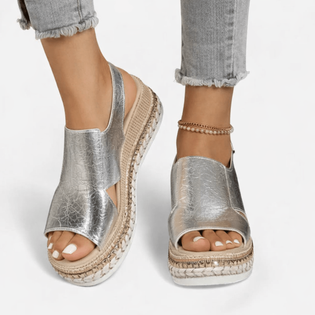 Sandaler med kilehæl i metallisk look - polstret støttende indersål, forstærket sål, skinnende finish