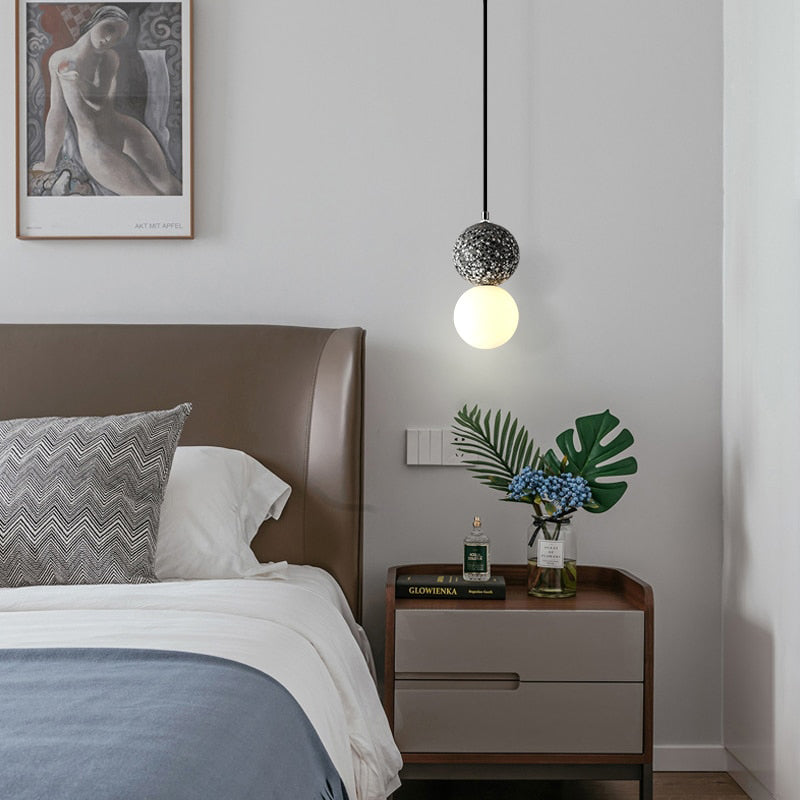 Suspensions LED en forme de globe Valentina — verre noir et blanc