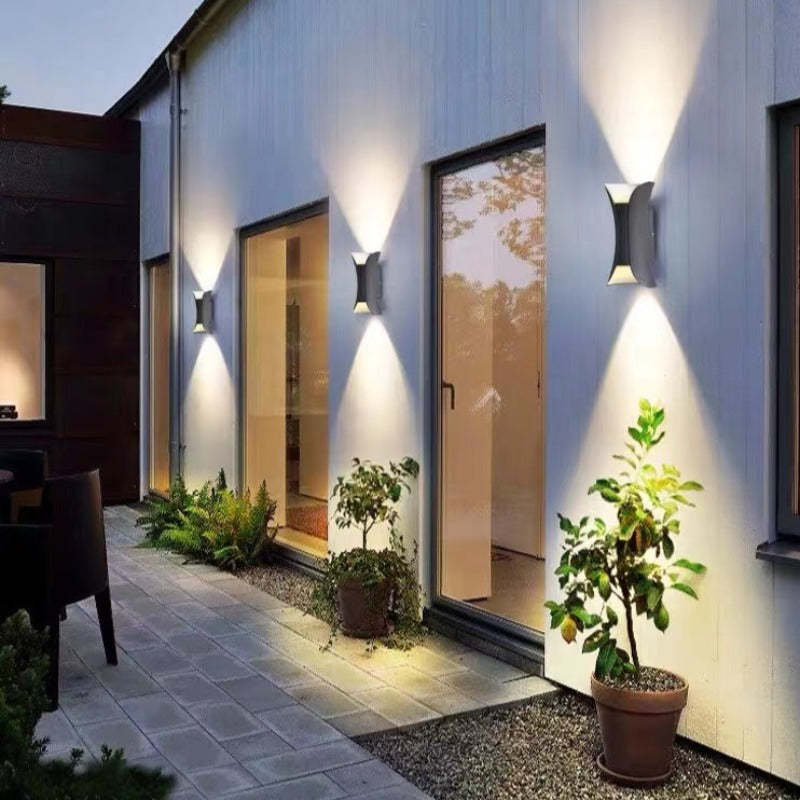 مصباح حائط LED منحني من أركورا، موصول مباشرة بالكهرباء — مصنّف للاستخدام الخارجي IP65
