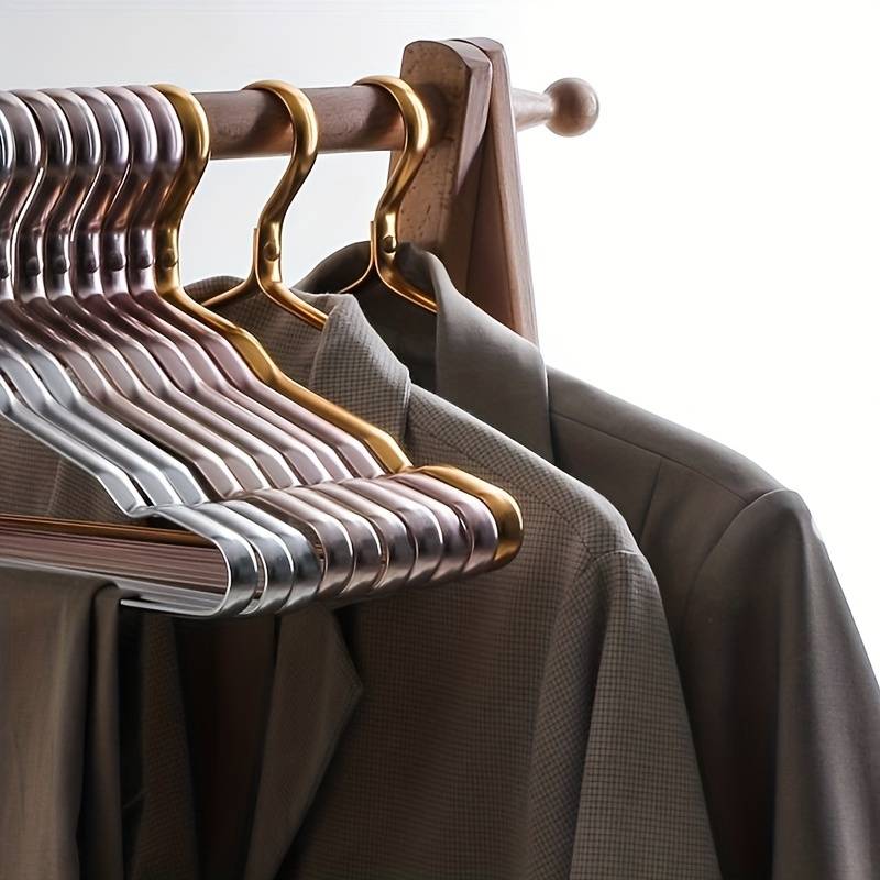 Marcel Brass premium kledingkastset — duurzame kledinghangers, minimalistisch ontwerp, ondersteuning voor kledingstukken